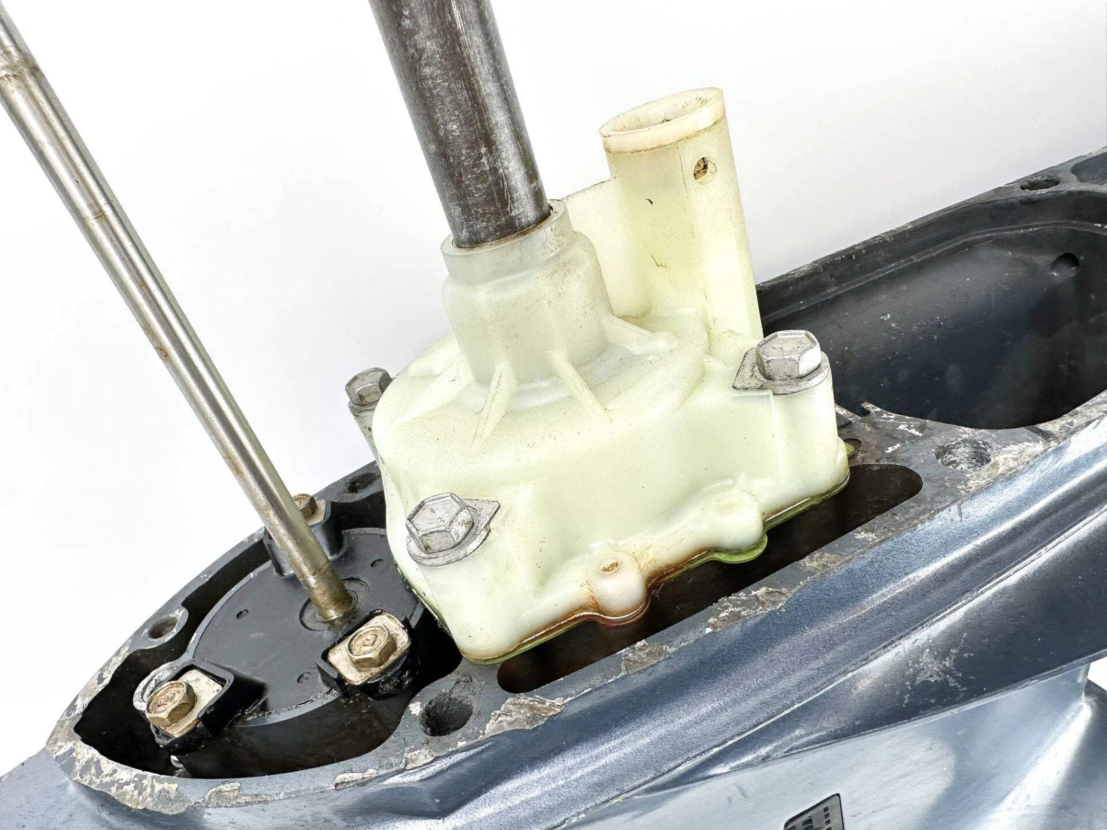 2004 Yamaha 150 HP 4-Stroke Outboard 25" XL Shaft Lower Unit Gear Case — Right-Hand Rotation - Image 5